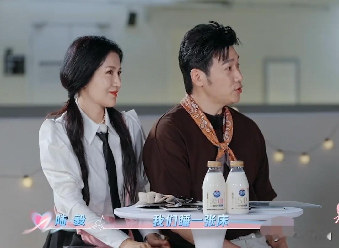 陆毅鲍蕾50岁夫妻睡一张床遭异议[呲牙笑][呲牙笑][呲牙笑]我老婆说不能分，分开了就