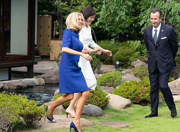 谁说二婚难幸福，看人家马克龙的妻子，二婚了不照样快乐得连走路都像起飞一样。真是人