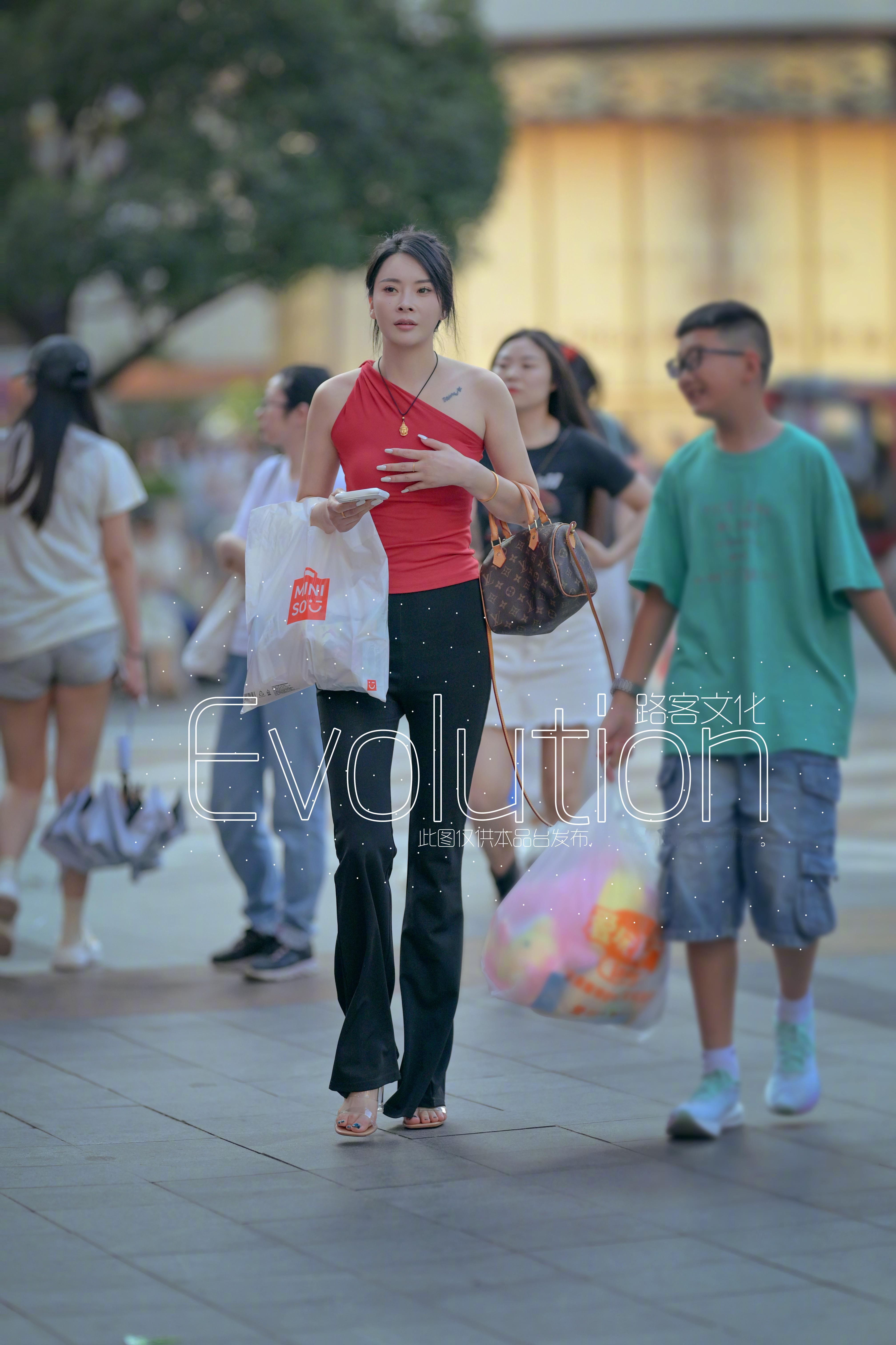 这种露一半肩头的T恤真的太复古了​​​