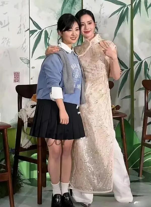 沈月的穿搭真的太灾难了[捂脸哭]怎么显得这么胖啊，沈月本身就矮，也不注重身材管理，