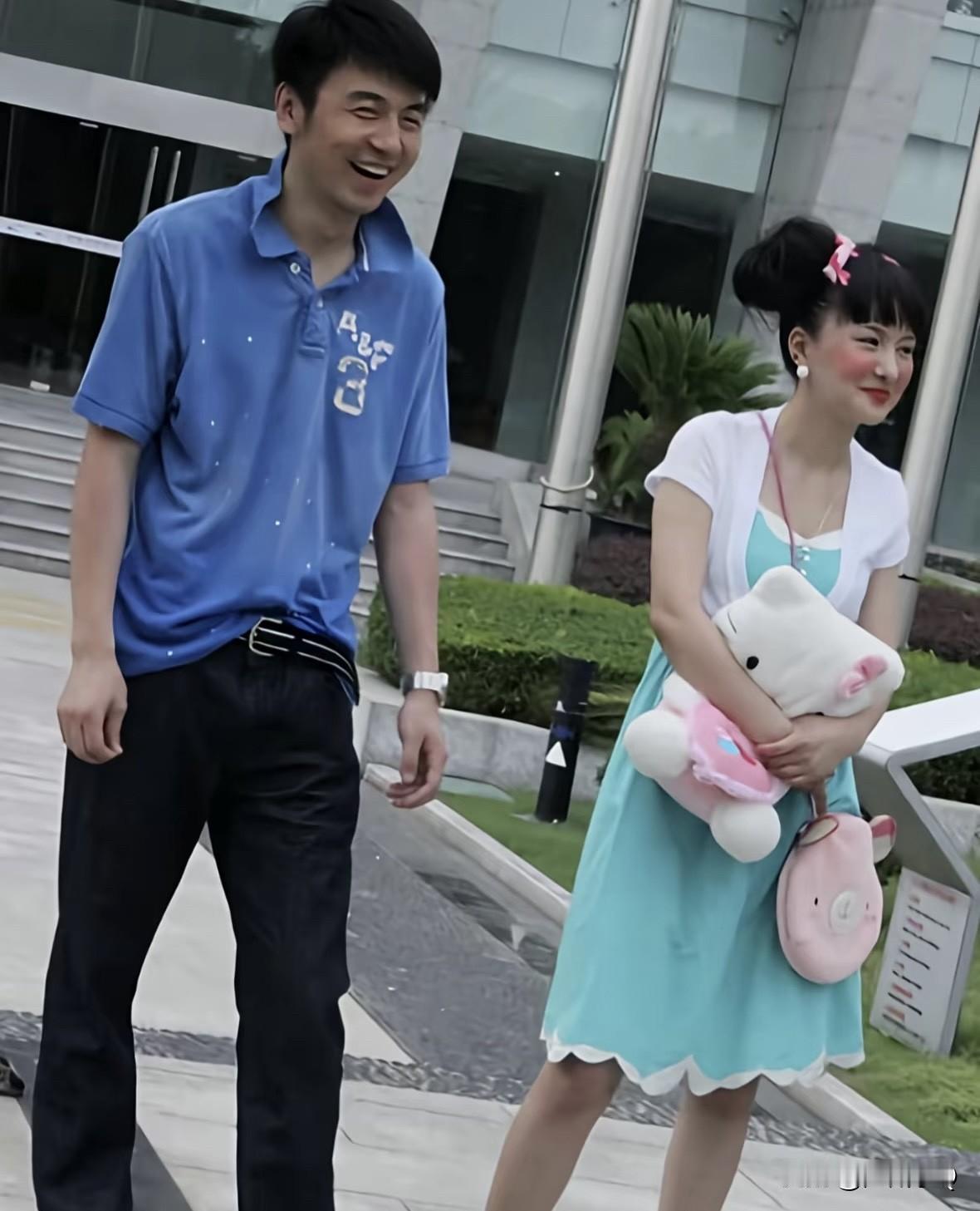 翻看老照片，雷大头演品如哥哥那会确实是很瘦很高，演戏风格也很不同。