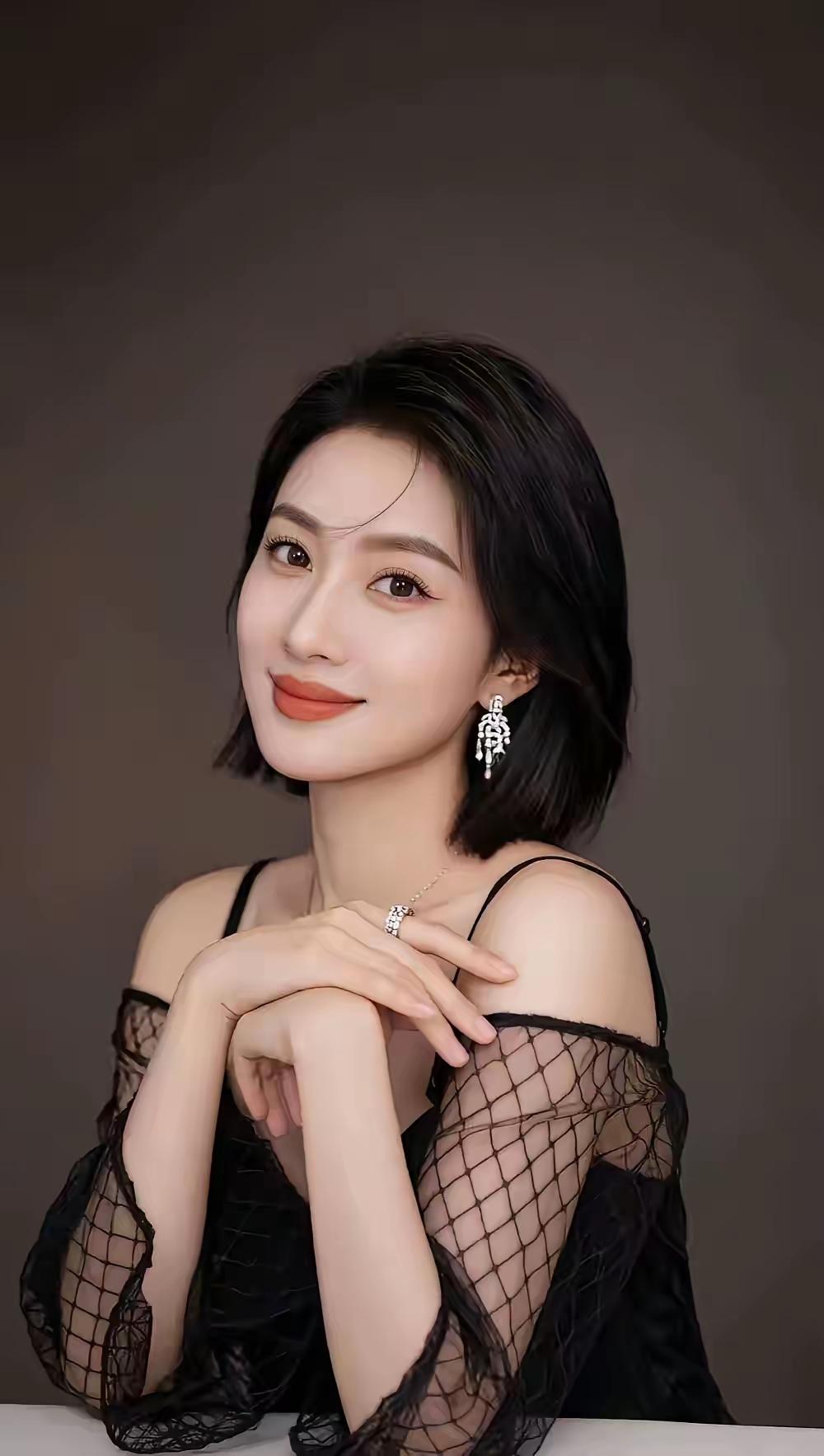 优雅黑裙，甜美笑容，气质满满！