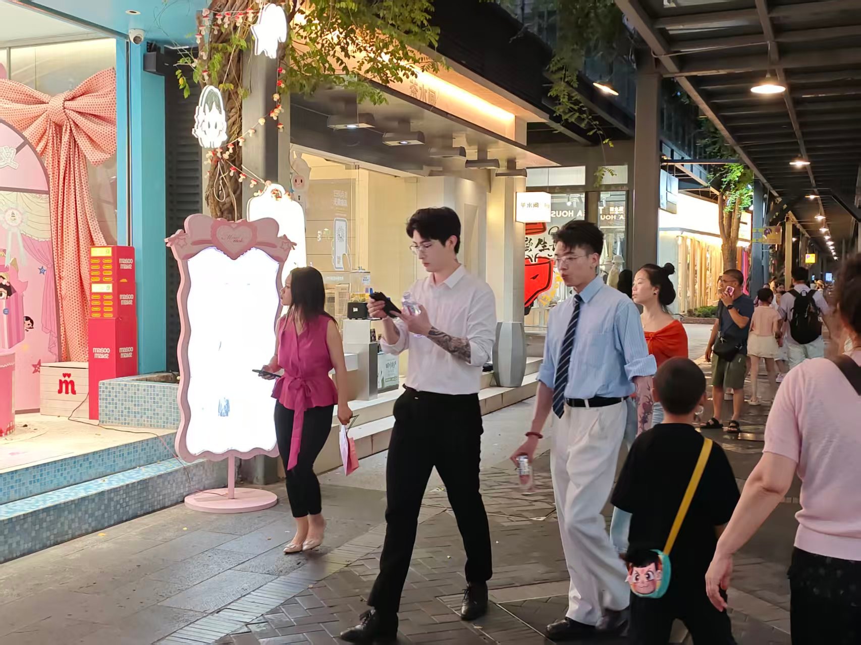 我愿意随时随地为世界停下脚步