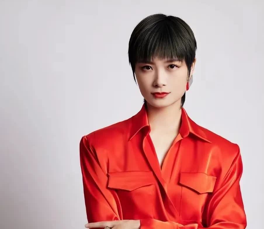 何洁就算不结婚生子，超女热度也会慢慢褪去，也会过气。张靓颖那是真正的实力
