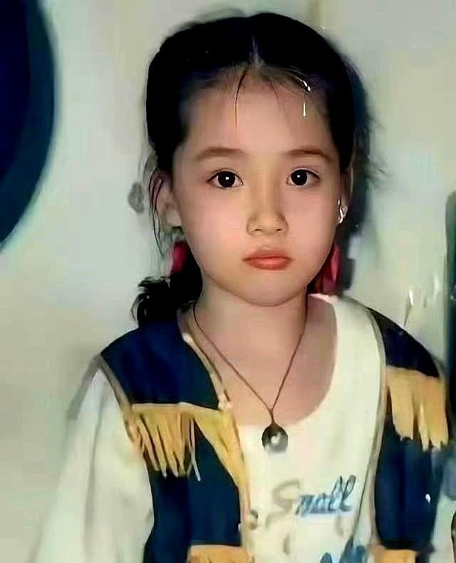郭碧婷这基因，真是一点没浪费。新加坡一家平价童装店里，郭碧婷素颜，鲨鱼夹随意一