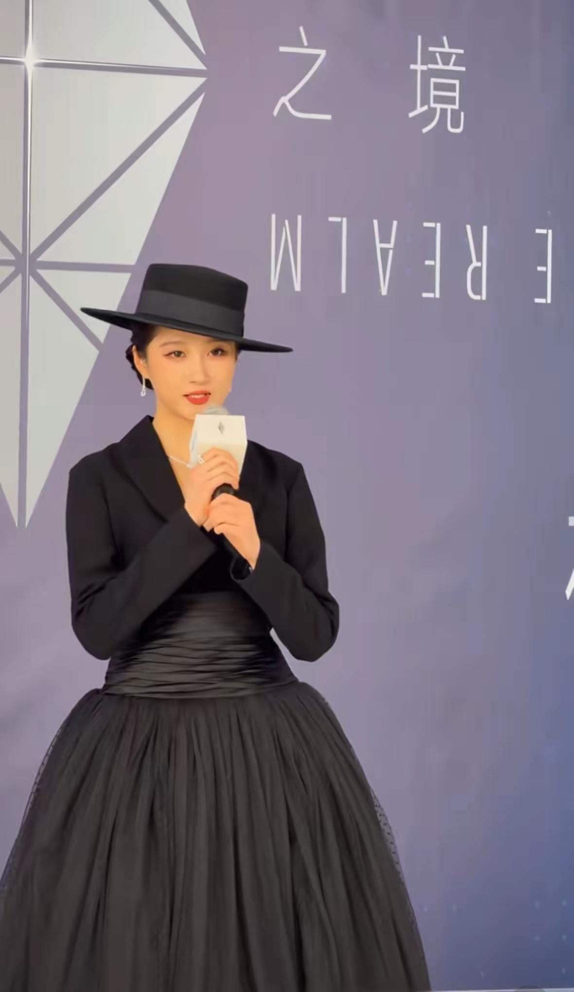 emm……，关晓彤又没挑对衣服。网友：这是没做身材管理吗？这腰粗得像……关晓