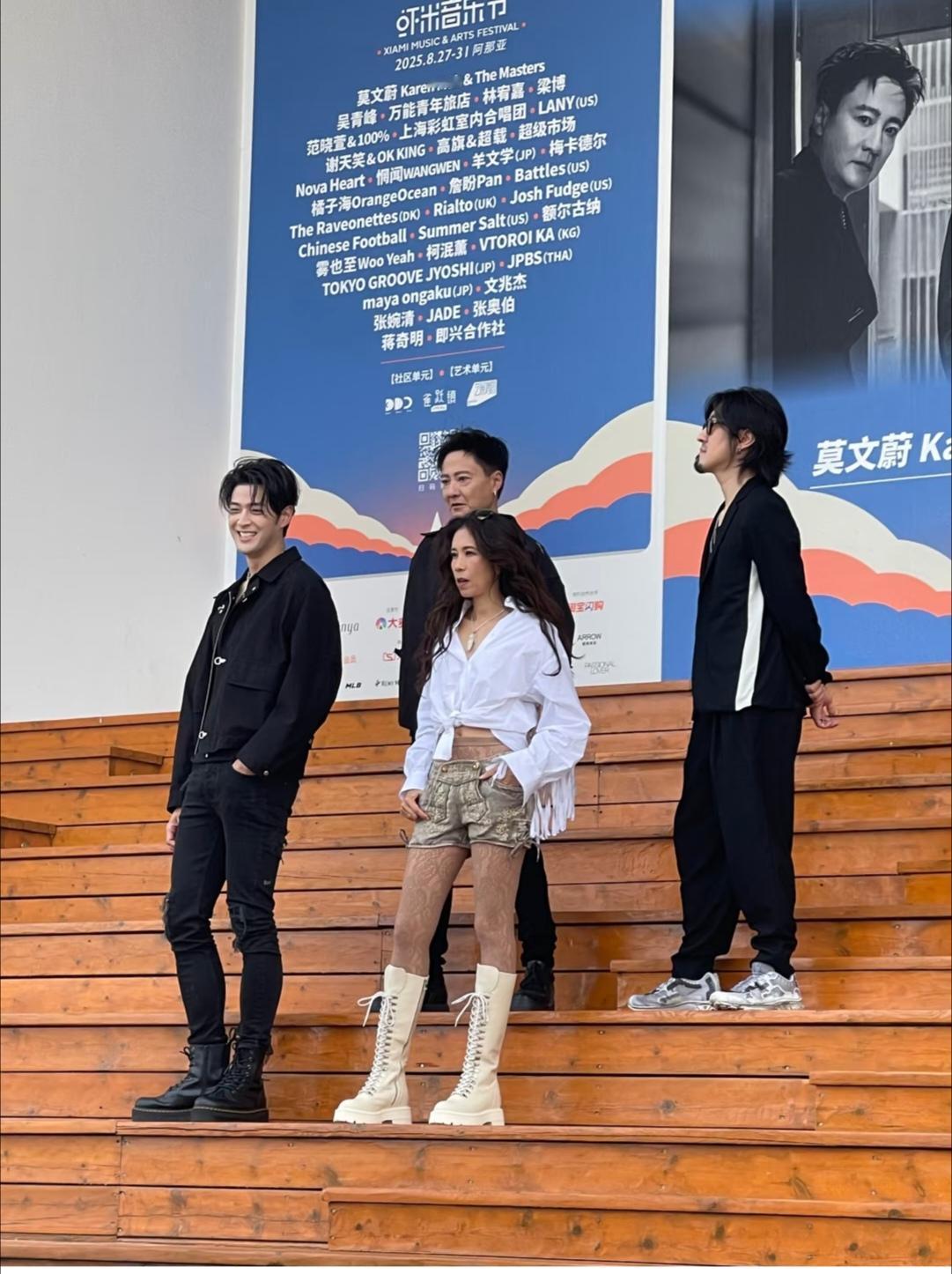 莫文蔚，这么好看的腿，真不该穿这种袜子。