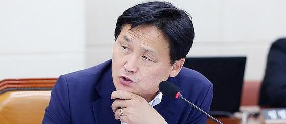 25日，韩国共同民主党亲李在明派系议员金英镇异乎寻常地对国会法制司法委员会（简称