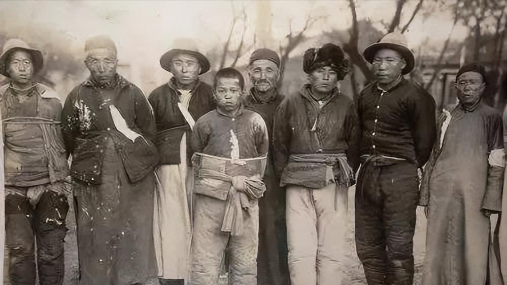 1950年，解放军剿匪追到了尼姑庵，在尼姑庵搜了一遍后，并未发现土匪，一个战士忽