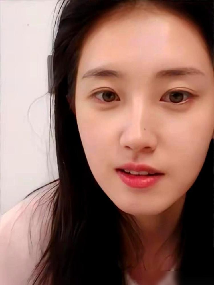 昨晚看郭宇欣直播，听到个事儿，一下就给我干沉默了。她说中戏毕业那会儿，穷得连