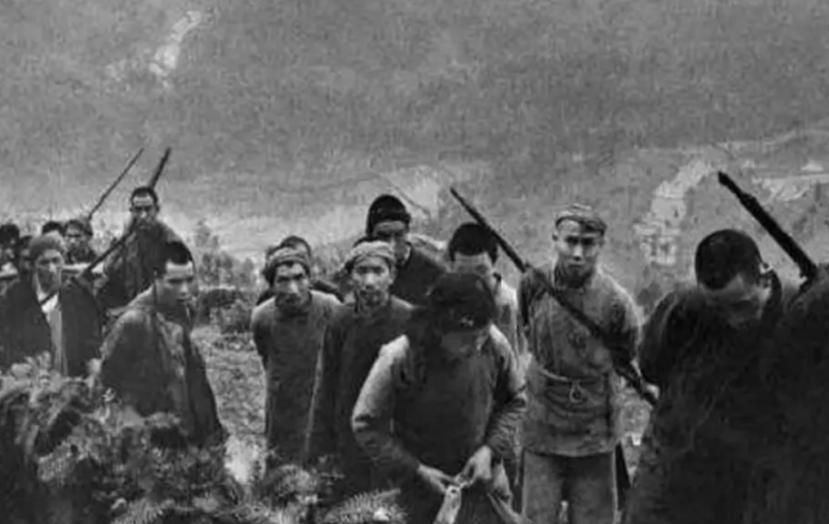 1938年，一个地主胆大包天，当众铡了一位八路军司令震慑百姓。萧华得知消息后勃然