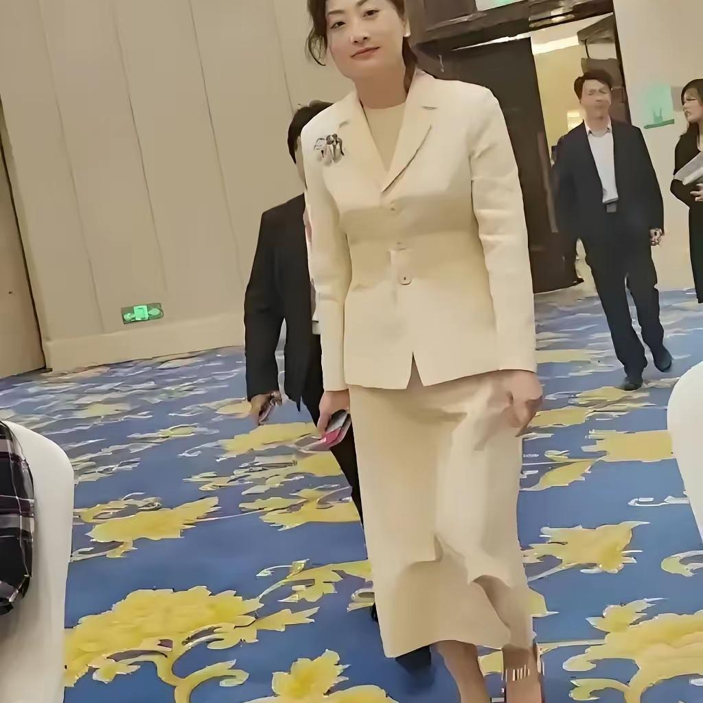 娃哈哈官宣了，许思敏当上总经理，董事长位置还空着。行业里都说他特合适。他在
