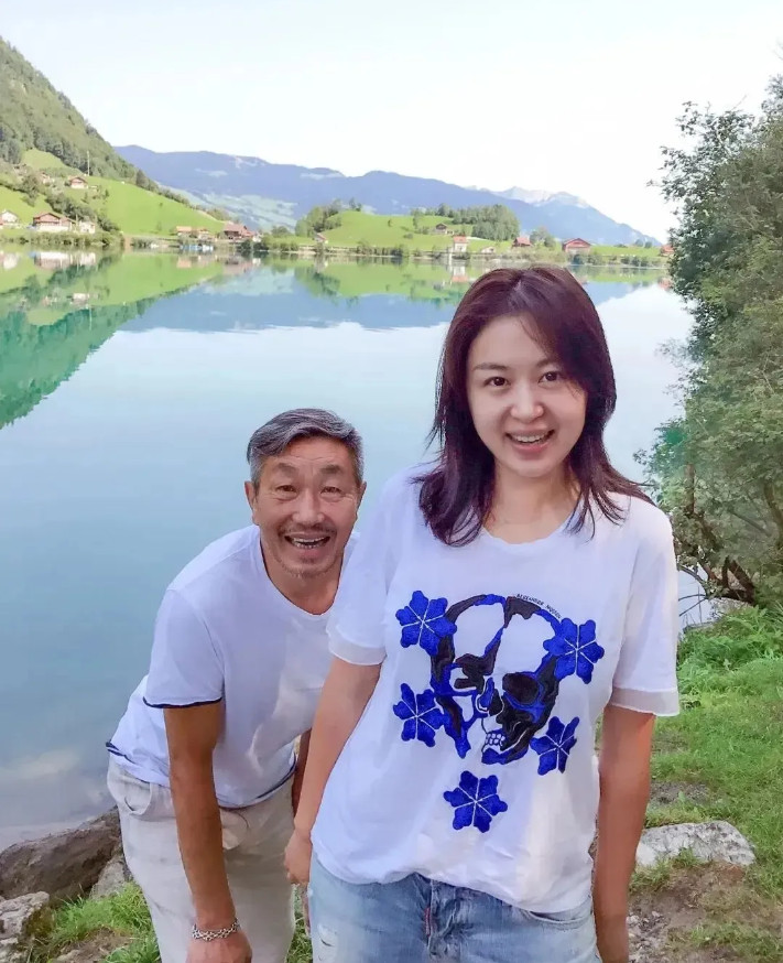 主持人问杜源：“您女儿叫什么名字？”杜源答道：“杜女。”主持人一脸惊讶：“这