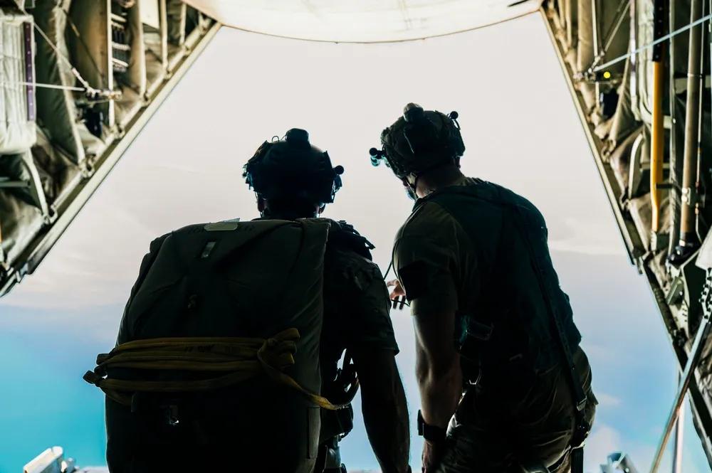 2025年10月25日，吉布提，一名隶属于第82远征救援中队的美国空军伞降救援员