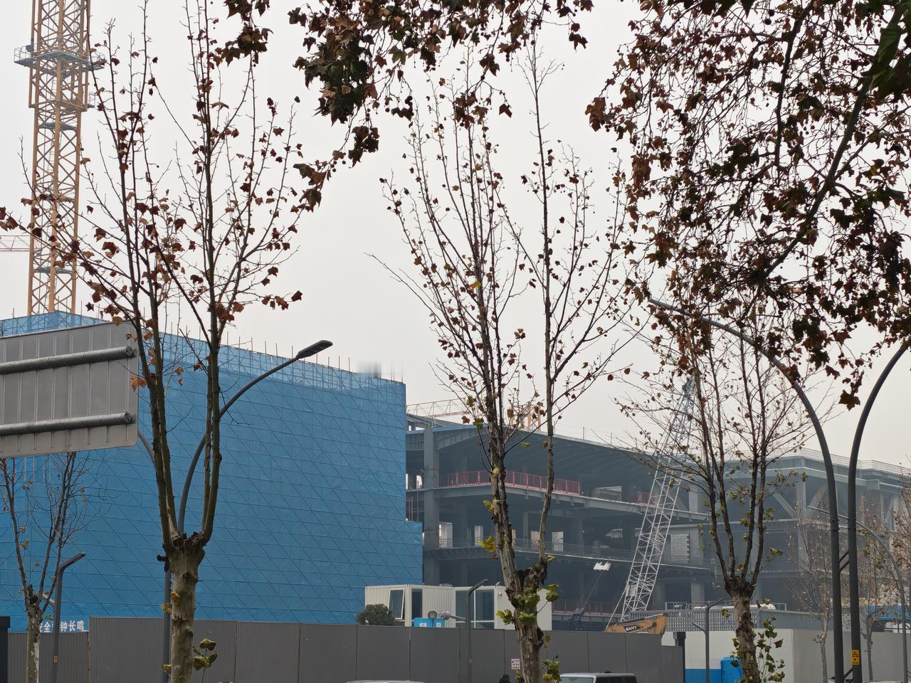 今天，路过南稍门十字，为各位网友留意了一下，西南角正在建设的西安太古里项目。可