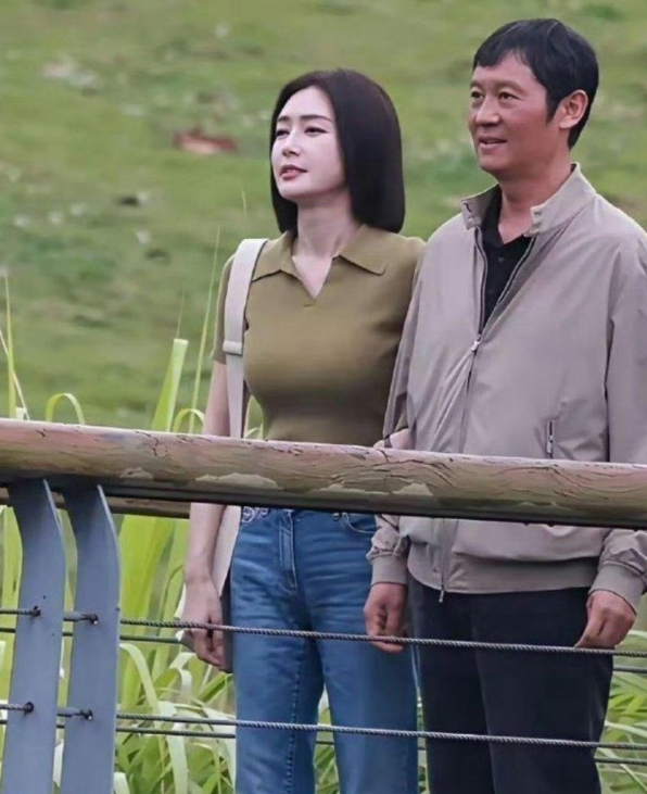 秦岚这脸和身材太割裂了脸僵得像刚从模具里脱模，笑都扯不动半分；身材却夸张到把紧