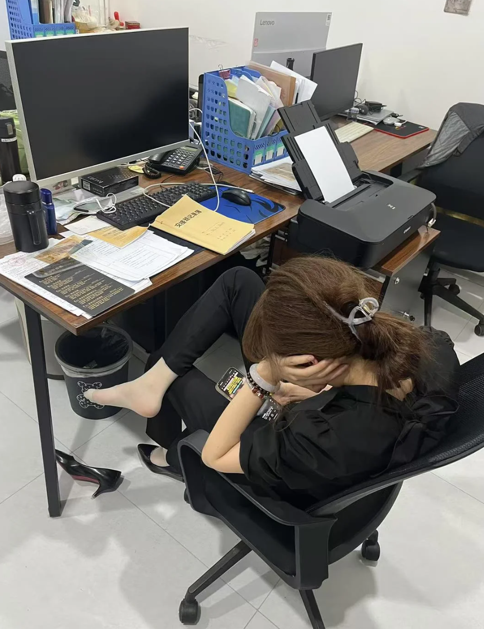 财务小姐姐加夜班记账，坐在椅子上差点睡着