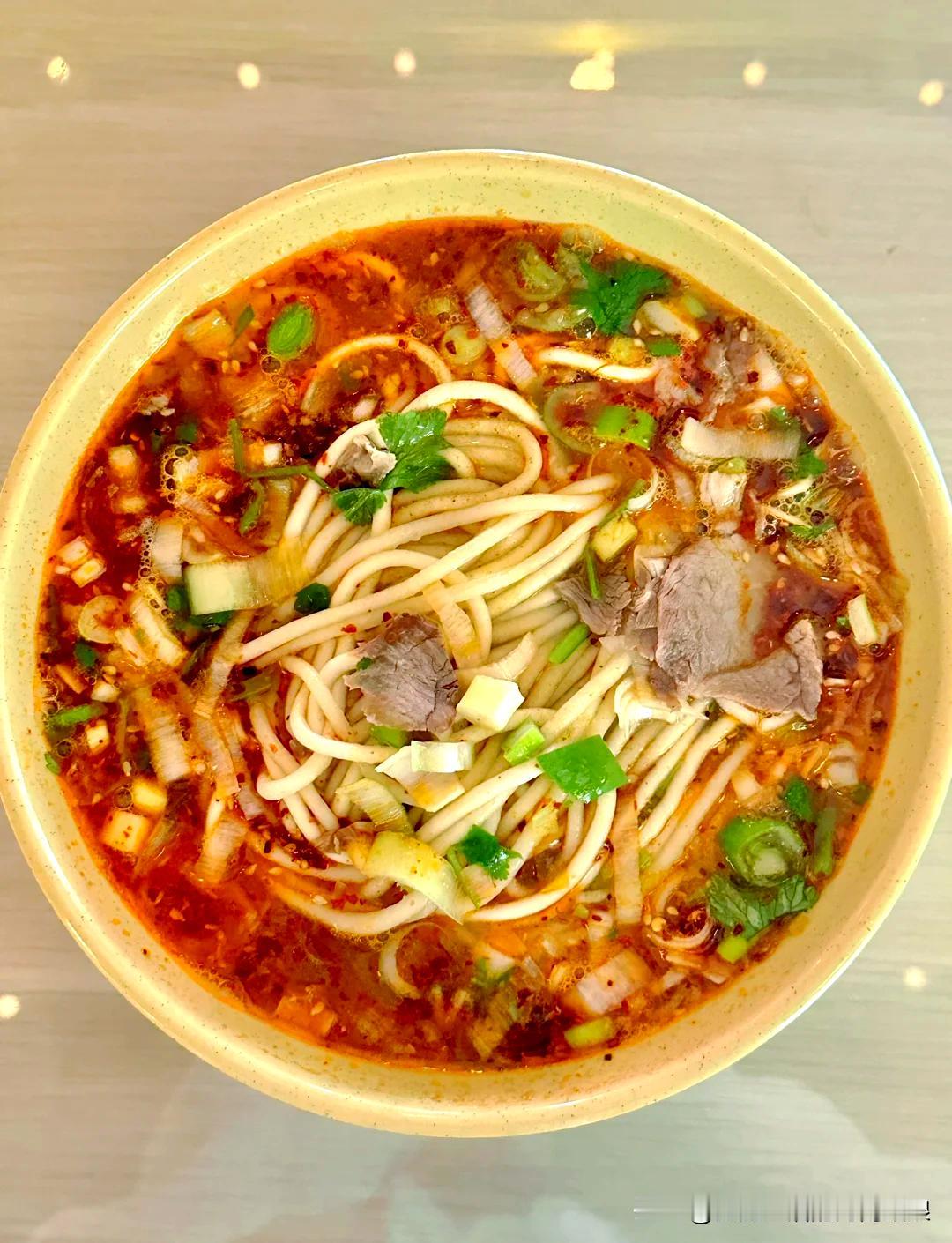 在河南，没吃过饸饹面的不算正经老乡！咱河南人对饸饹面的感情，就跟对爹娘的牵