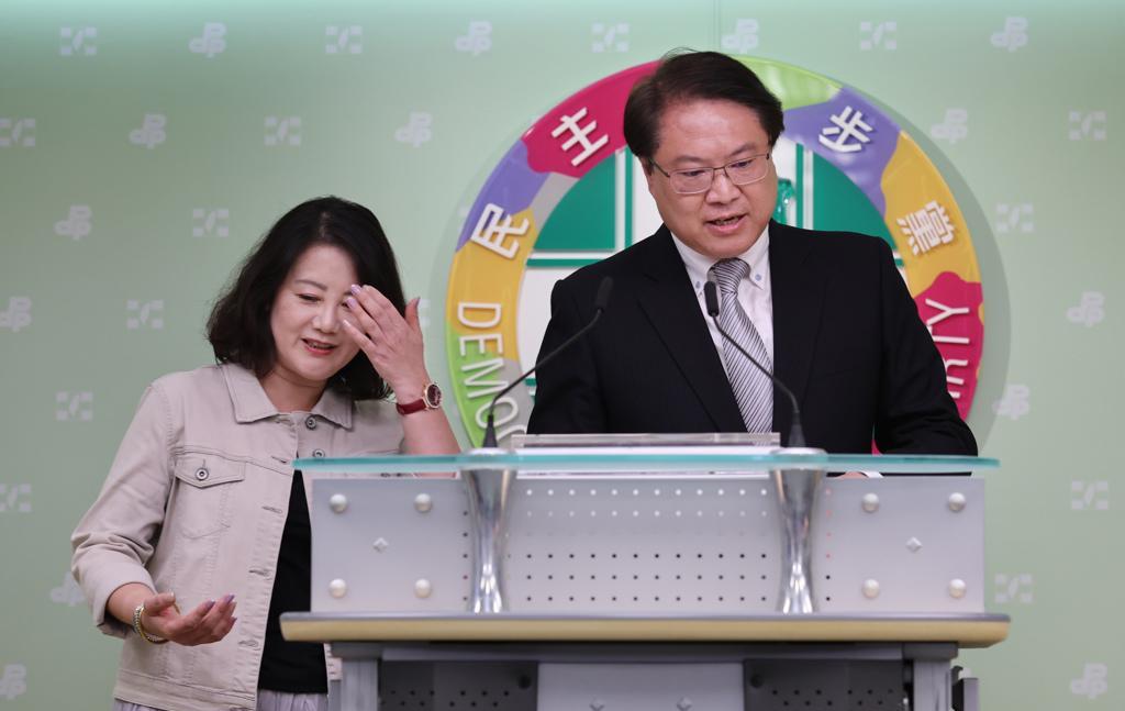 大罢免大失败民进党秘书长林右昌请辞！首波大罢免投票26日落幕，24席国民党立