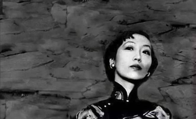 一天，张爱玲的父亲趁妻子不在家，偷偷拿着针管来到张爱玲的房间，在昏迷的张爱玲胳膊