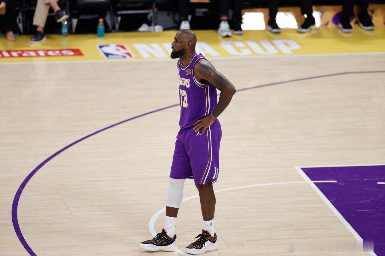 湖人球迷狂喷詹姆斯！湖人跟队记者：对阵马刺，詹姆斯在一次失误后，有球迷冲着詹姆斯