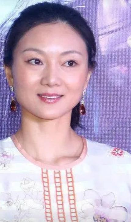 陈挺好看吗？张艺谋阅女无数。唯独选择和陈婷步入婚姻，除去成婚时年纪尚轻之外，她的