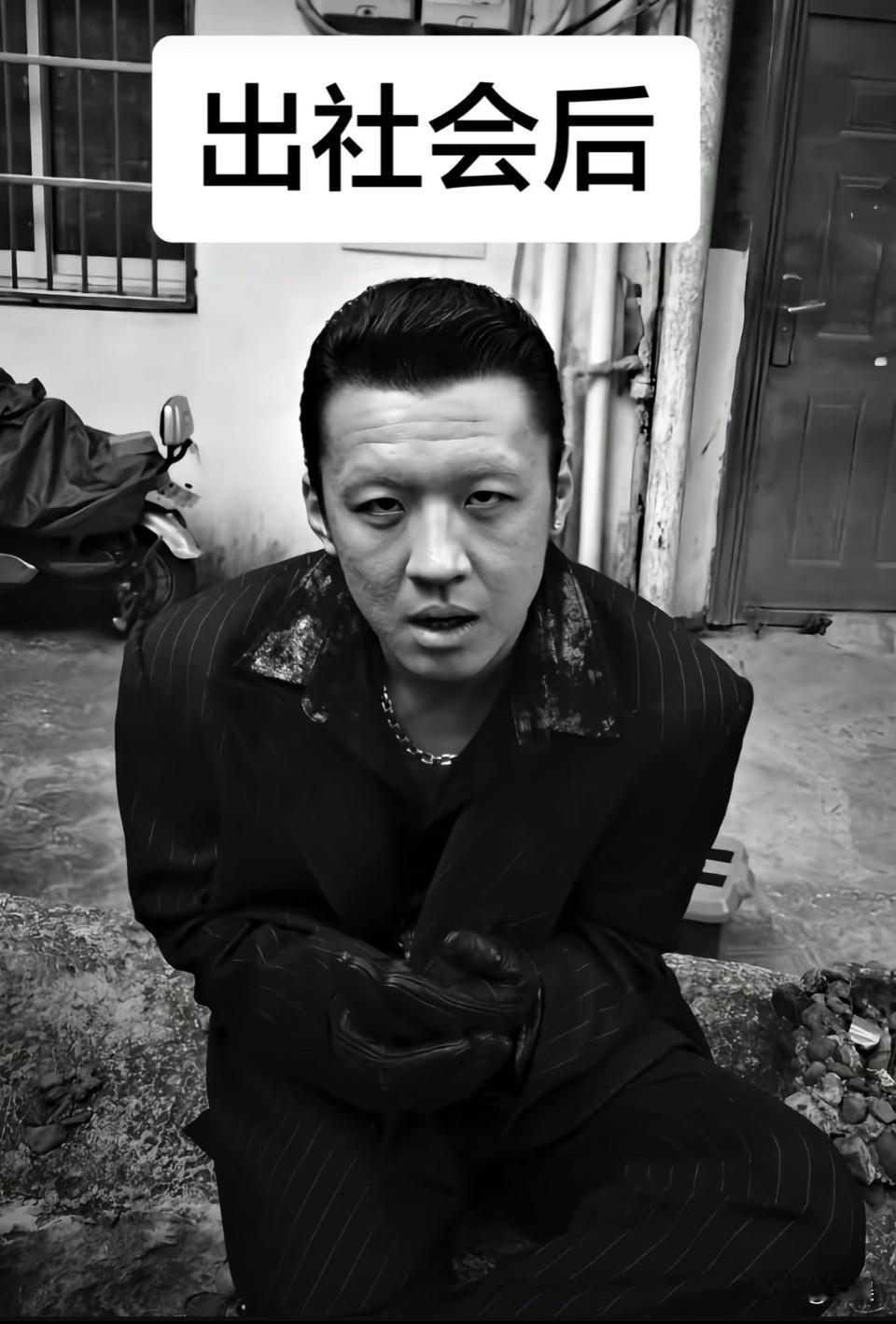 ？？？所以当初试镜选角的时候，导演是怎么从第二张照片看出，可以演又黑又壮铁塔一样