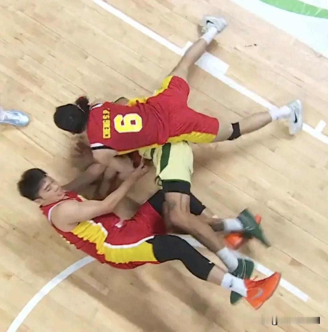 不比不知道，一比吓一跳。日前王俊杰接受媒体采访，从他讲的话中就可以看出男篮
