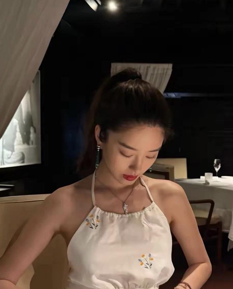 33岁杨采钰晒生活照！抛开富豪奔向真爱，甜蜜约会状态超绝，笑容比花还娇美