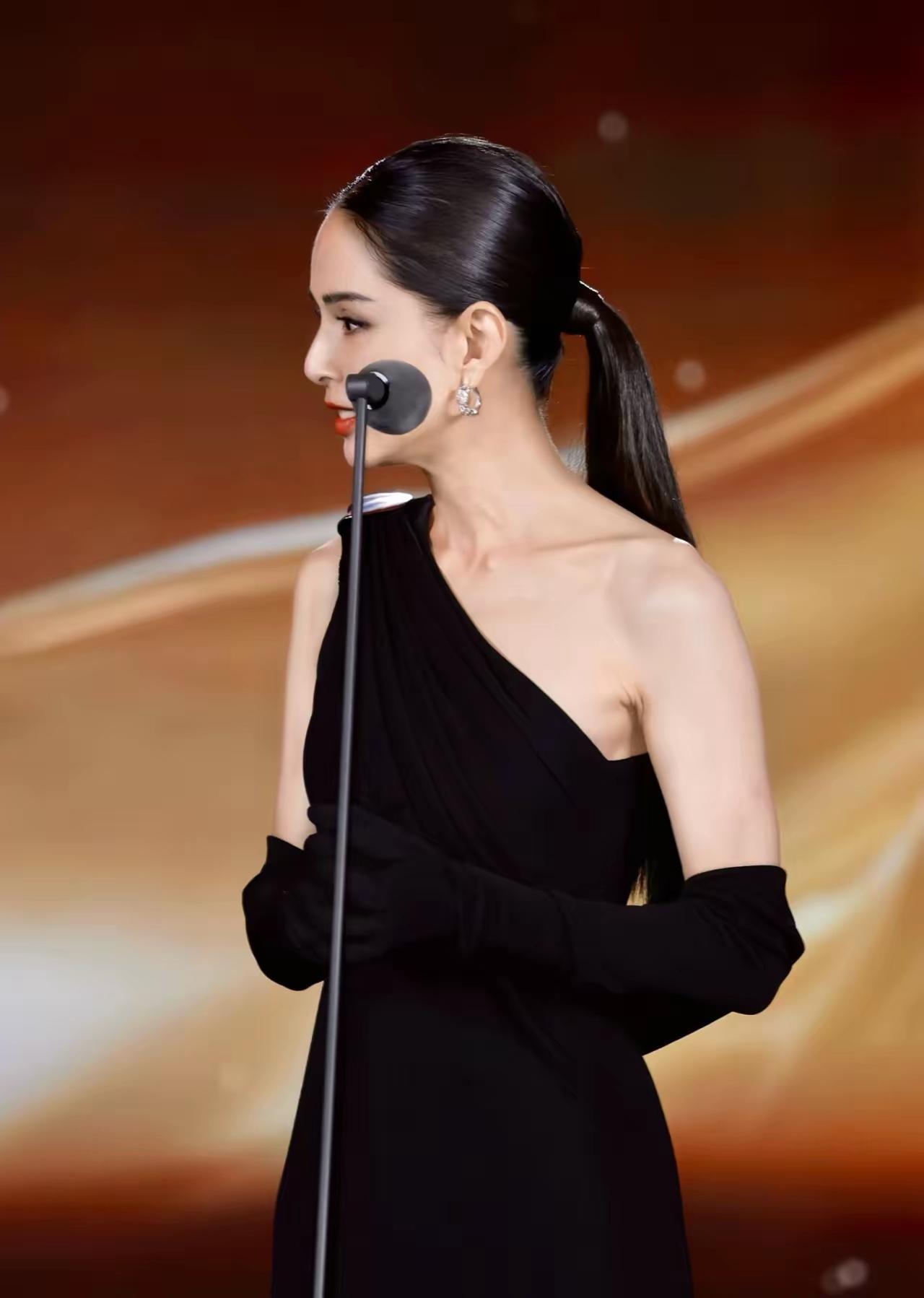 哇塞！这会是一位60岁女性应有的模样吗？这状态简直逆天啦，这妥妥是“不老女神”的