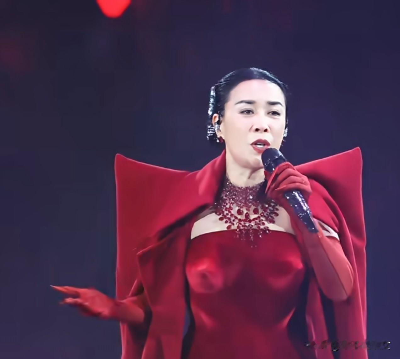 相由心生，这句话说的没错，不信你看那英，已经58岁的那英开北京演唱会，她的状