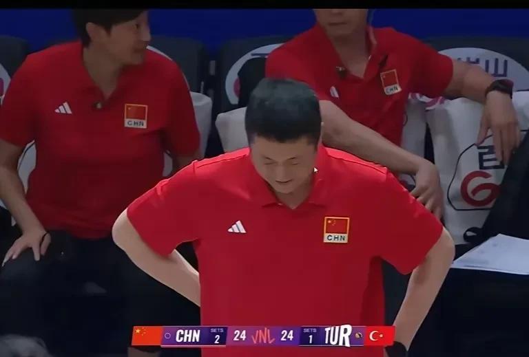 赵勇的苦笑与张籽萱的无奈。世界女排联赛中国女排第四场对阵土耳其女排，本来