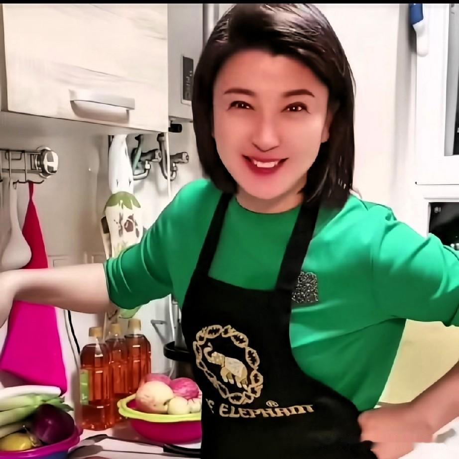 这条视频也不知道出自什么时候，视频中的闫学晶正煮着饺子，女画外音问：“闫姐，啥馅