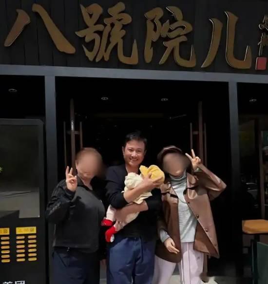 演员文章上海开面馆人气火爆食客称价格亲民近日，演员文章在上海开设的陕西风味面馆