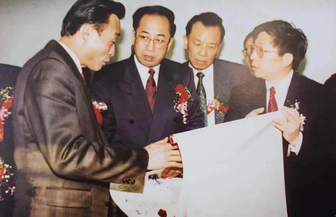 1993年1月1日，新年的第一天，吴邦国来到浦东开展调研工作，一同前来的有时任上