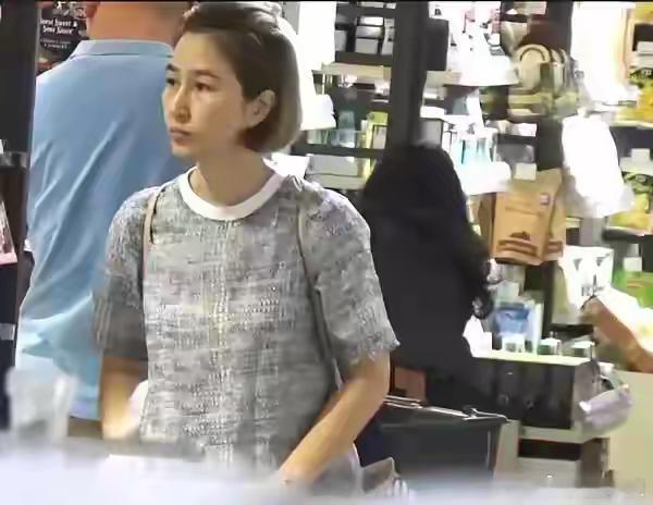 视帝张家辉的老婆关咏菏已经60多岁了，这状态不是一般的好呀！关咏菏结婚前，也是t