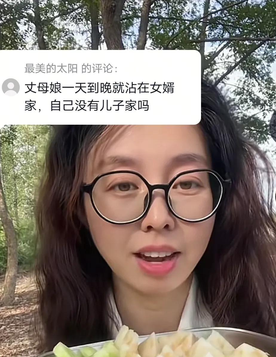田静今天发了两个视频中都有郭威的丈母娘，而且还配合了田静卖爆米花，有网友就说了，