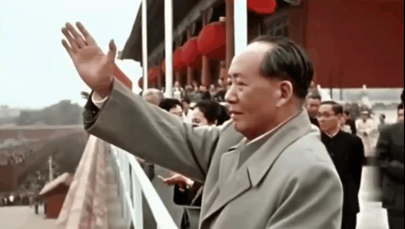 毛主席说：“一个共产党员，应该是襟怀坦白，忠实，积极，以革命利益为第一生命，个人