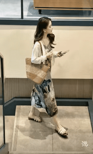 青春，清纯，充满阳光，活力四射，美女这是去打算竞聘什么岗位，祝她成功。