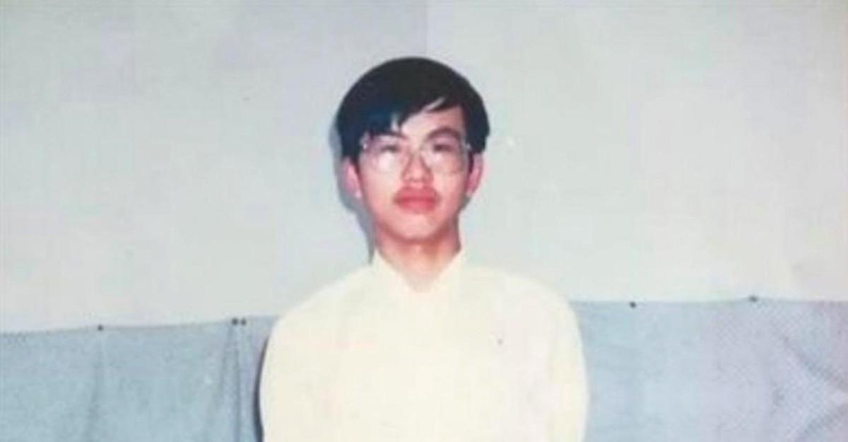 向同学借了10块钱买早饭，吃完走出食堂，从此人间蒸发26年。没带钱包，没拿书包