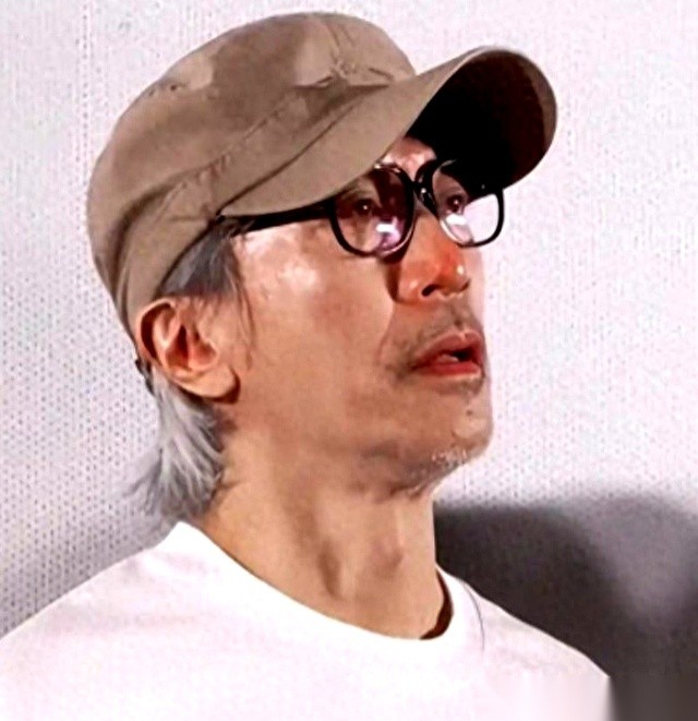 周星驰最近因为一笔买卖，被推上了风口浪尖。经营了整整十五年的内地影院业务，他转头以一港元的价格打包甩