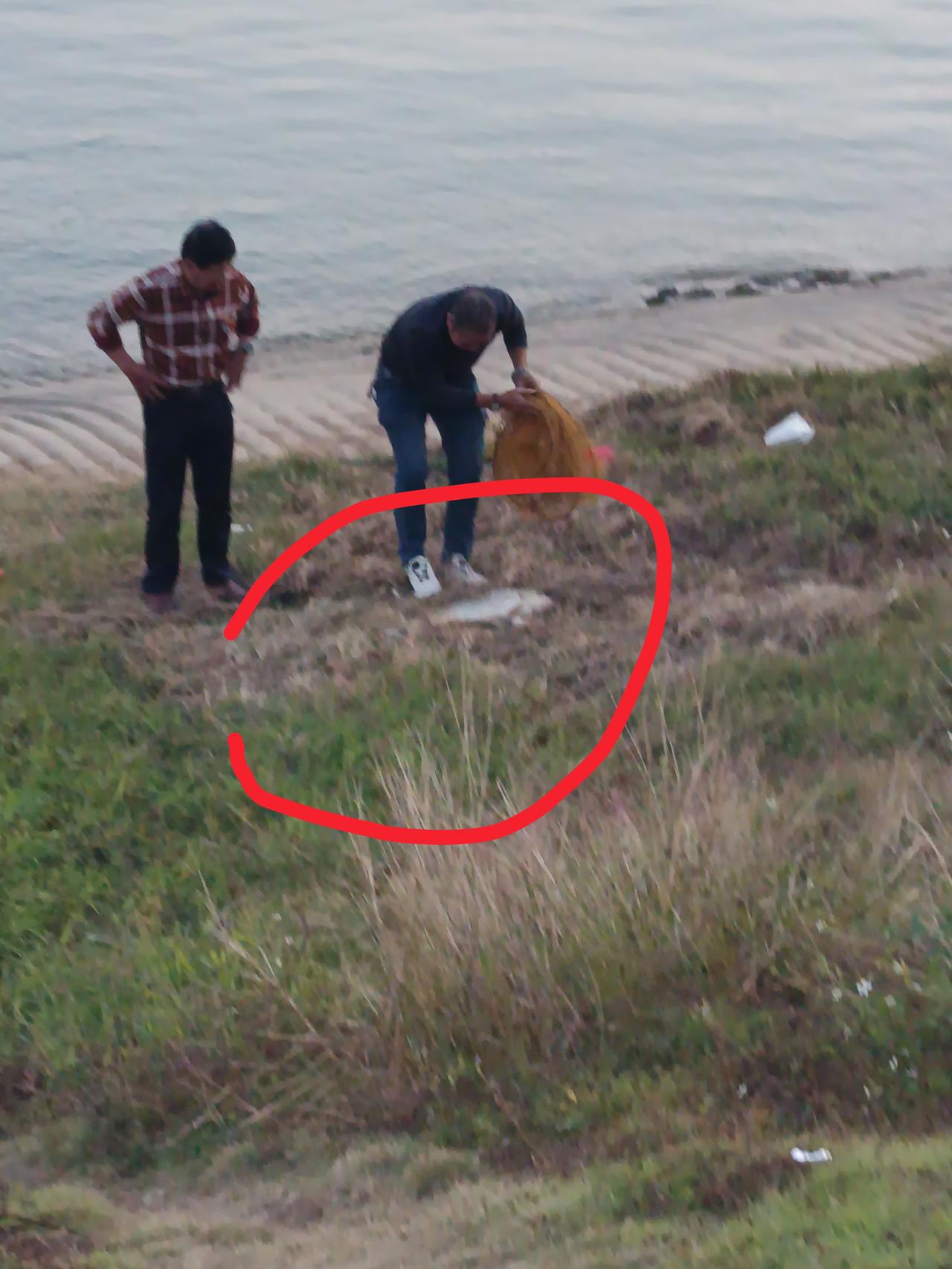 左边是西江，右边是钓鱼佬你敢相信吗？我这么懒的人，最近经常在西江边跑步