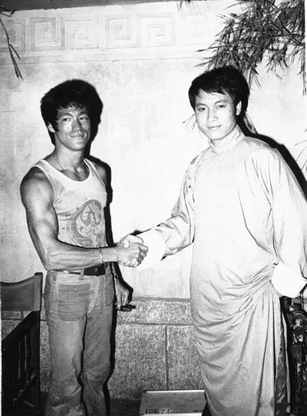 功夫巨星李小龙，他在任何人的面前都没有紧张过。可是，只要你仔细看这张照片，在李