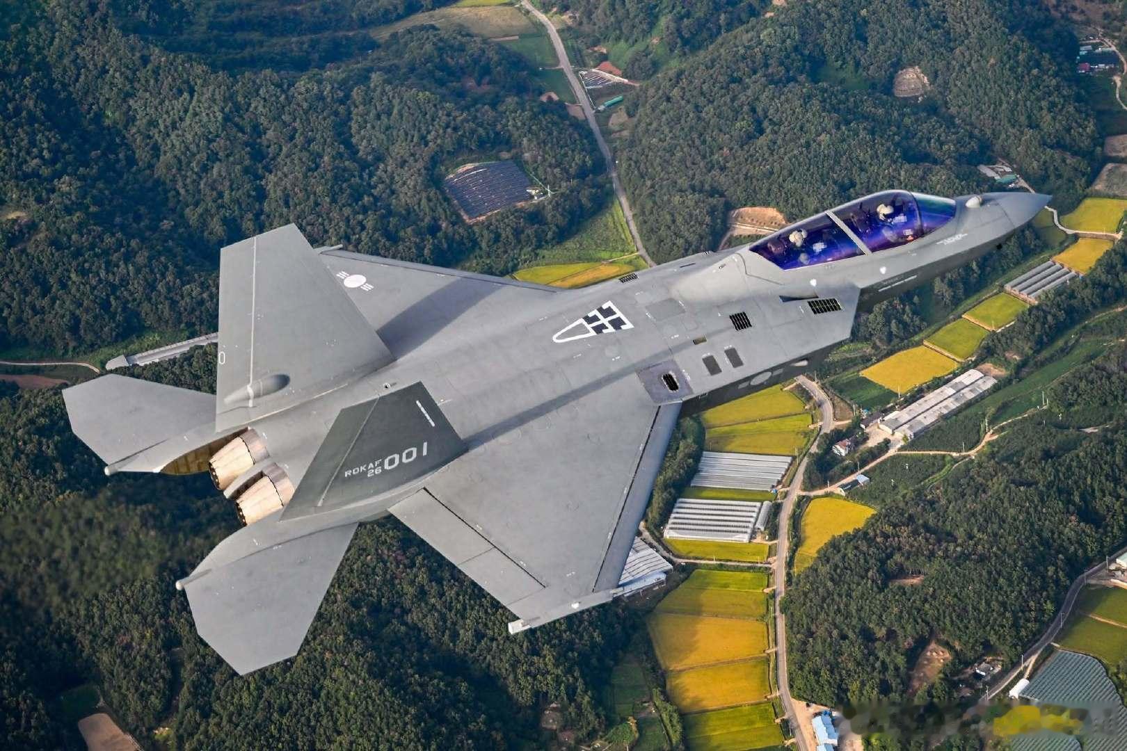 韩国空军接收的首架量产型KF-21战斗机，虽然是双座型号，但它只是作为教练机型使用，和歼-20的“忠