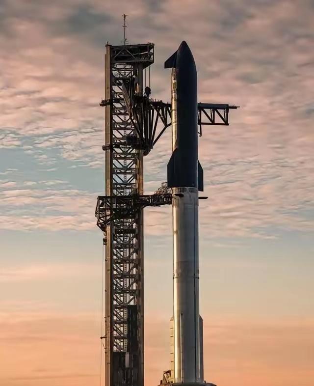 外媒：星舰一旦成功，将彻底终结中国卫星发射海外订单。星舰第11次试飞成功返航