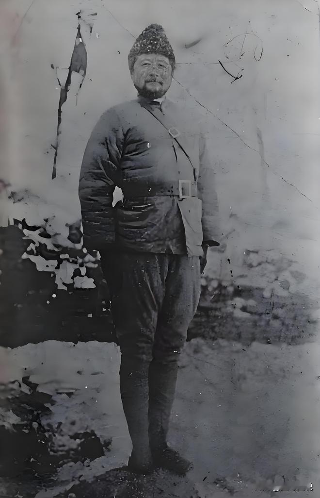 1934年，吉鸿昌在天津法租界被军统特务逮捕后，冯玉祥急得团团转，作为老蒋的拜把