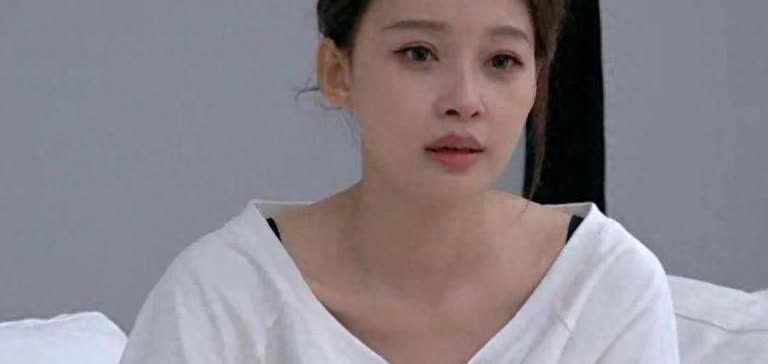离婚一年，孙怡第一次带女儿上镜！8岁小姑娘被镜头怼脸，全网盯着她的牙。