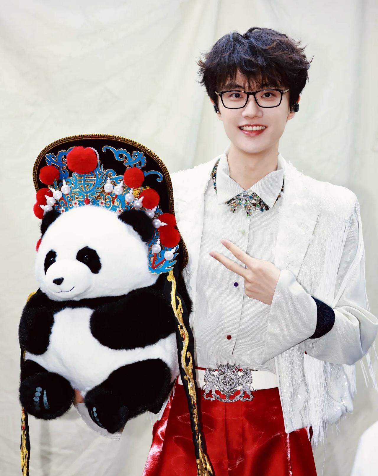 许嵩据说9.9订婚我不意外，粉丝们纷纷恭喜我也不意外，我意外的是许嵩浪漫到这