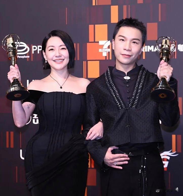 小S时隔8个月复出,她把姐姐大S的名字刻在了脖子后面,还把大S的骨灰做成了项链戴