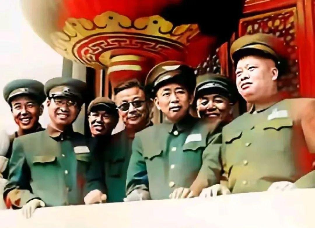 晴雨风说史晴雨风说史这张照片拍摄于1954年10月1日的国庆节这一天，七